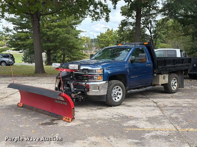 2015 Chevrolet Silverado 3500HD flatbed pickup truck - FT6291