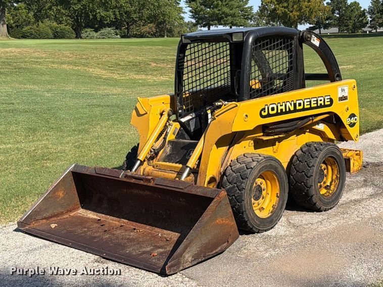 2000 John Deere 240 skid steer loader - FT6352