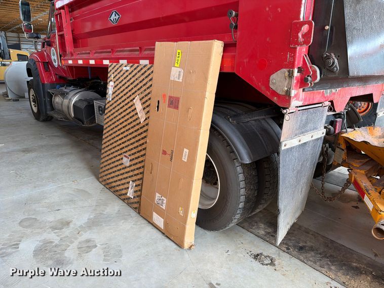 Caterpillar (2) Caterpillar glass windows - FT8057