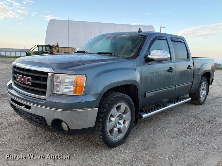 2010 GMC Sierra Crew Cab pickup truck - FT8132