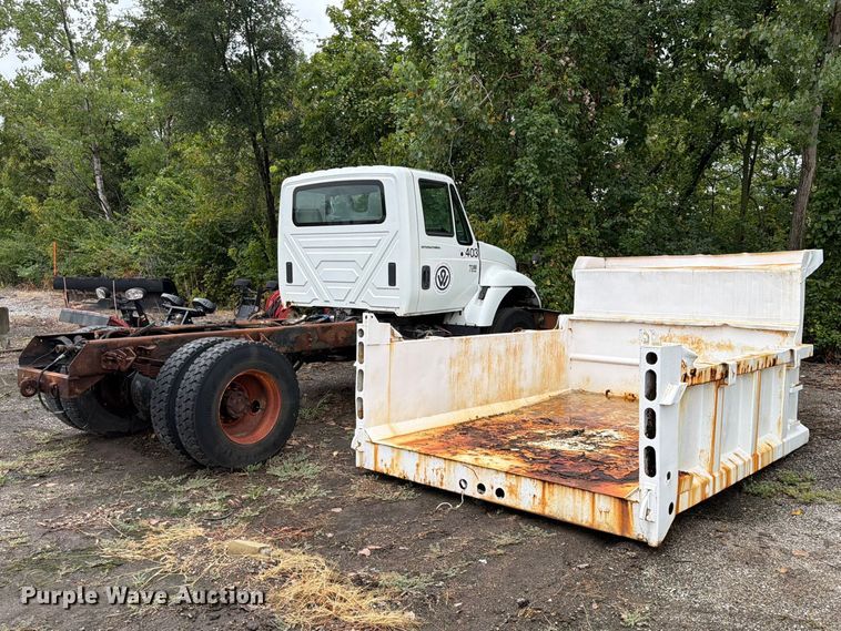 2005 International 7300 truck cab and chassis - FU4648
