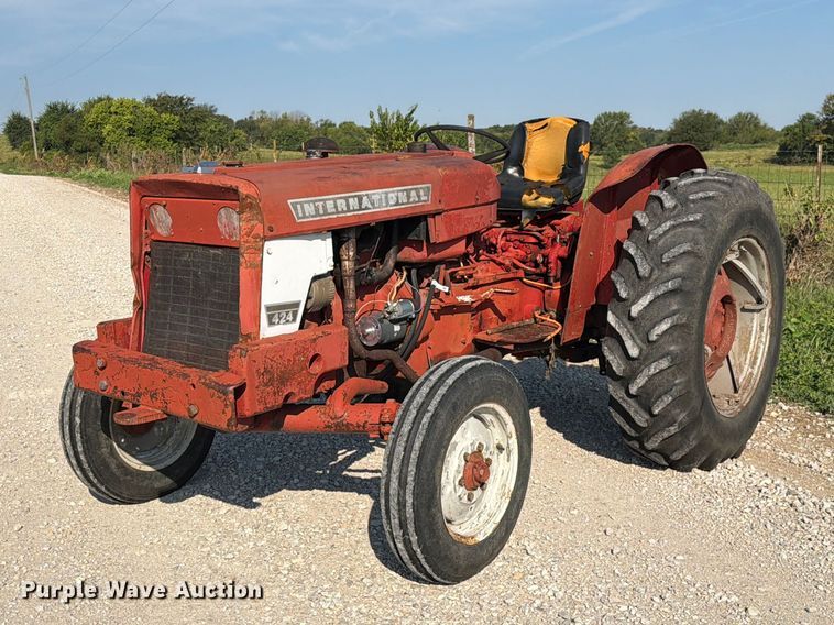 1966 International 424 tractor - DZ4752