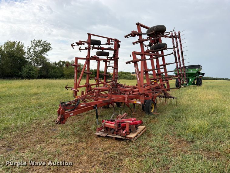 Sunflower 5331-27 field cultivator - EW5036