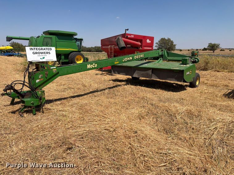 John Deere 946 swather / windrower - EW8831