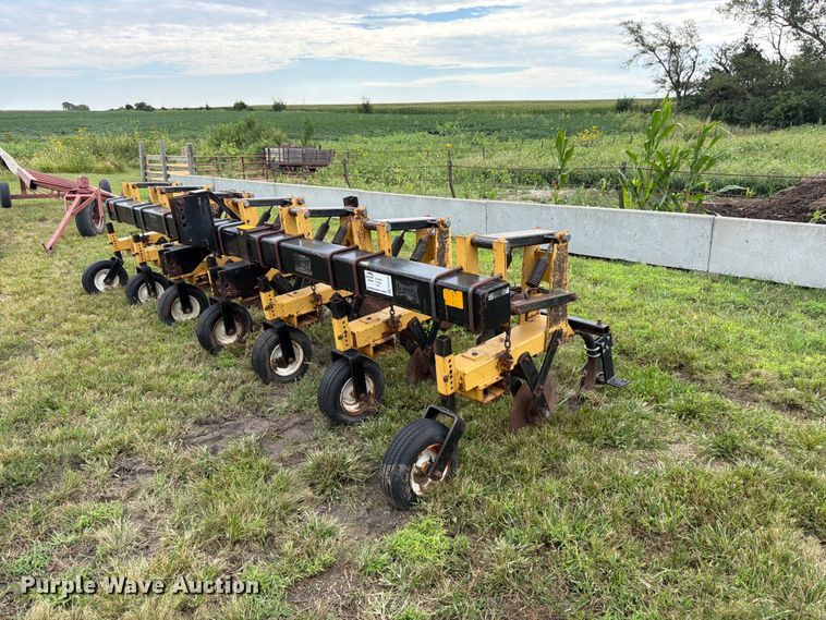 Landoll 2006-30 row crop cultivator - FK3438