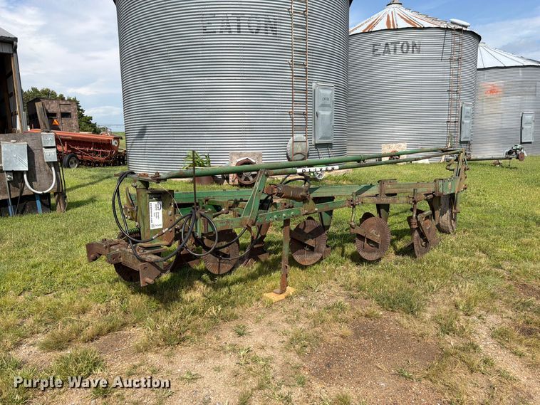 Oliver 565 plow - FK3442