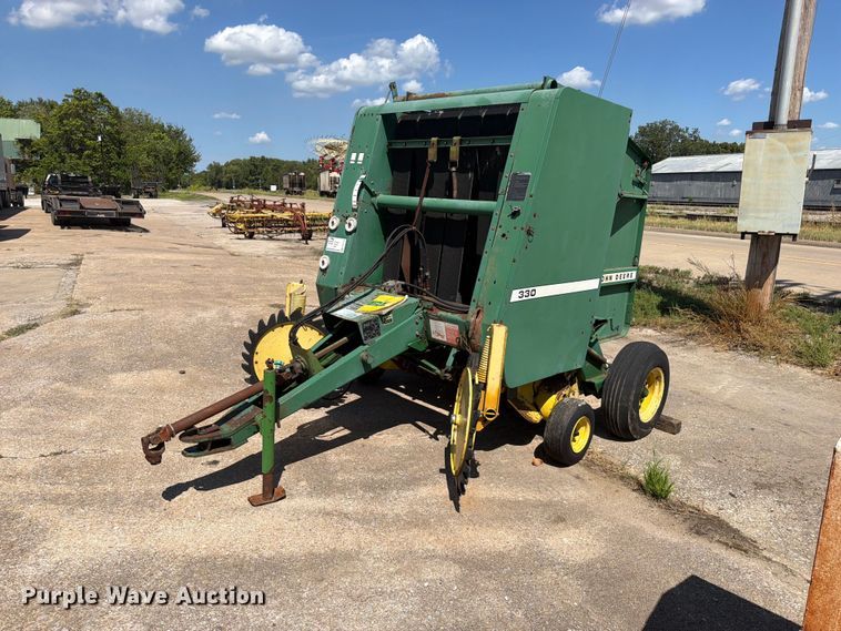 John Deere 330 round baler - FK5176