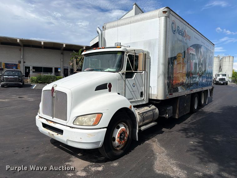 2010 Kenworth T370 box truck - DV7389