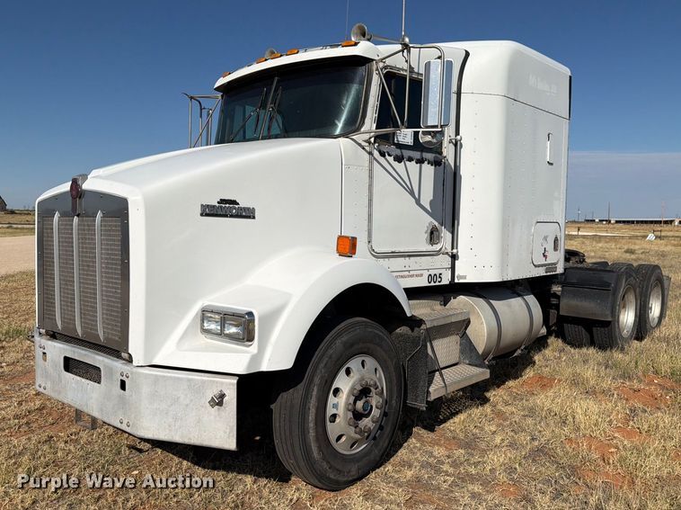2001 Kenworth T800 semi truck - DV8629