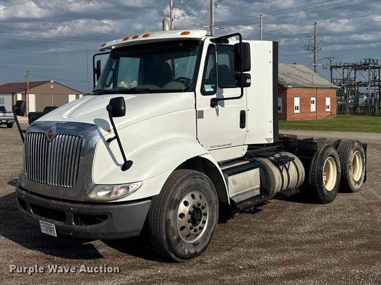 2017 International 8600 semi truck - DY3231