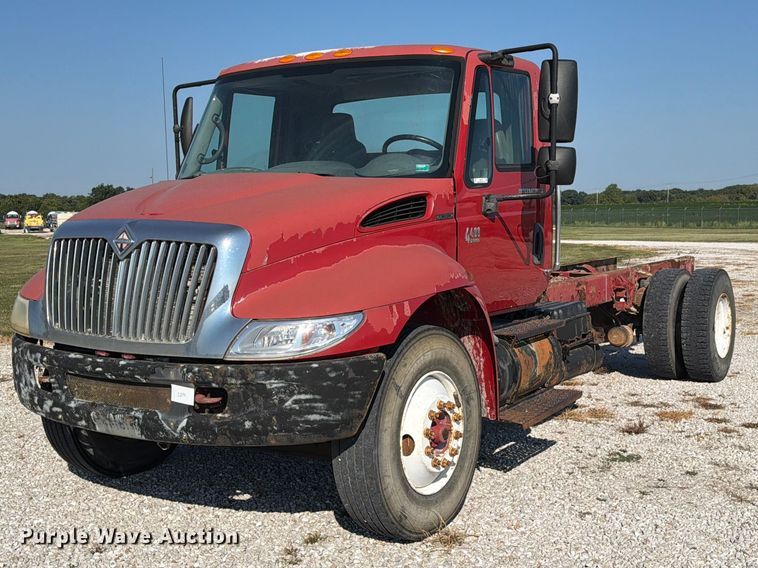 2002 International 4400 truck cab and chassis - DZ4715