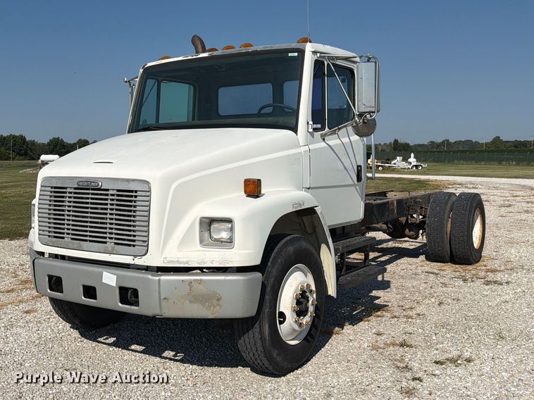 2001 Freightliner FLD70 truck cab and chassis - DZ4717
