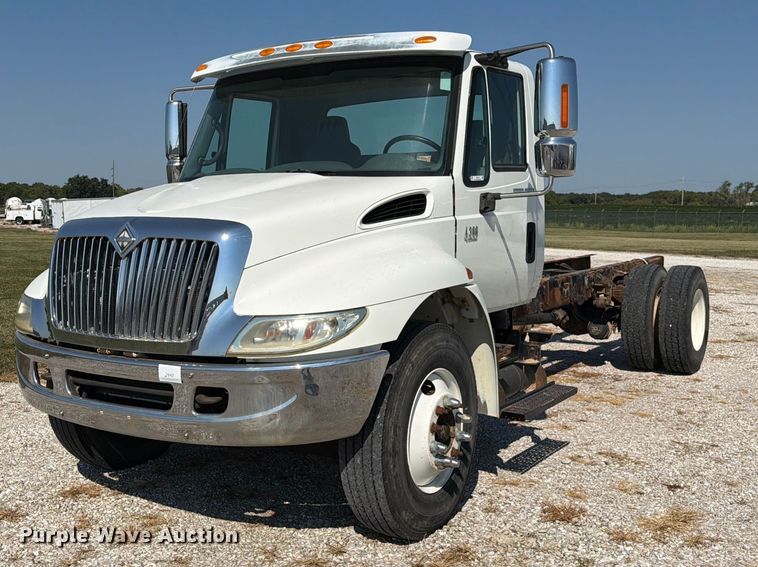 2007 International 4300 truck cab and chassis - DZ4718