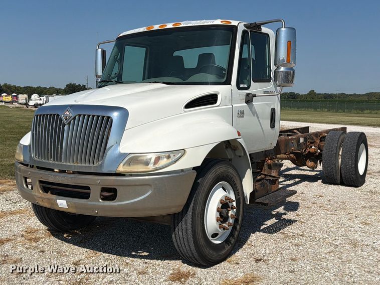 2003 International 4300 truck cab and chassis - DZ4720