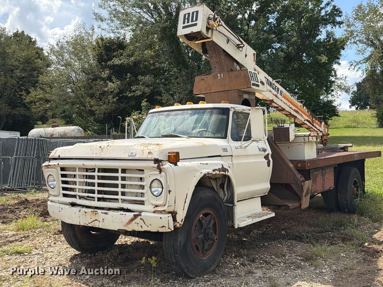 1979 Ford F800 crane truck - DZ4825
