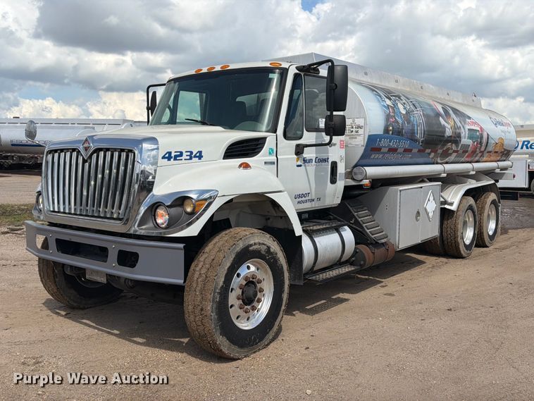 2010 International 7400 fuel truck - EA7337