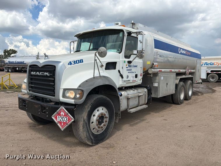 2015 Mack GU433 fuel truck - EA7338