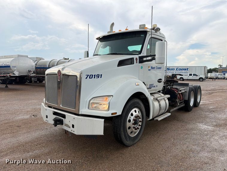 2016 Kenworth T880 semi truck - EA7340