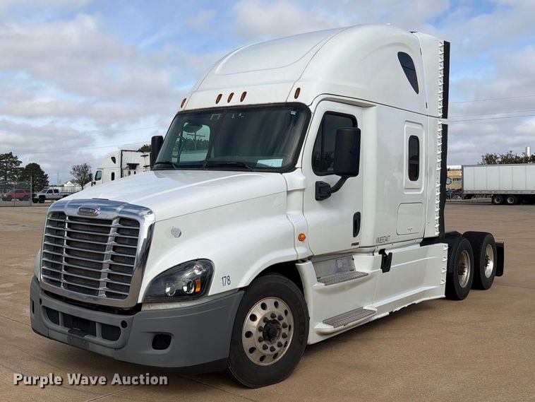 2014 Freightliner Cascadia semi truck - EI7704