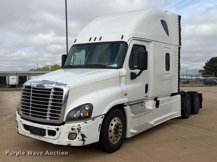 2016 Freightliner Cascadia semi truck - EI7706