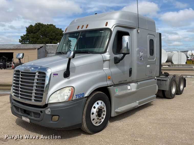 2013 Freightliner Cascadia semi truck - EI7707