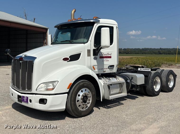 2018 Peterbilt 579 semi truck - ER3353