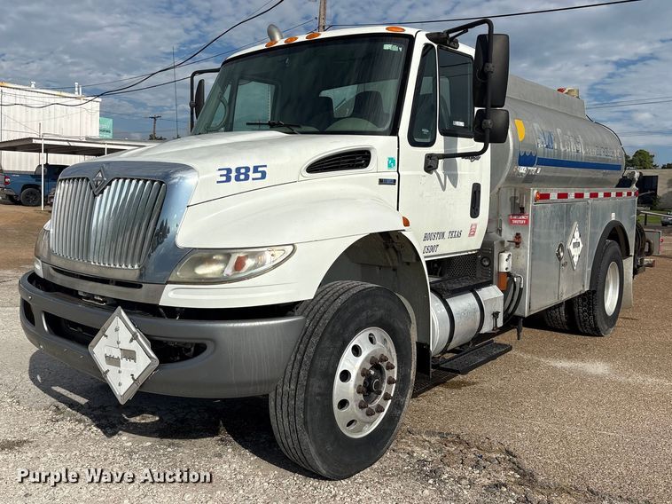 2009 International 4400 fuel truck - ES8108