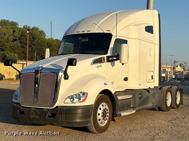 2019 Kenworth T680 semi truck - ES8144