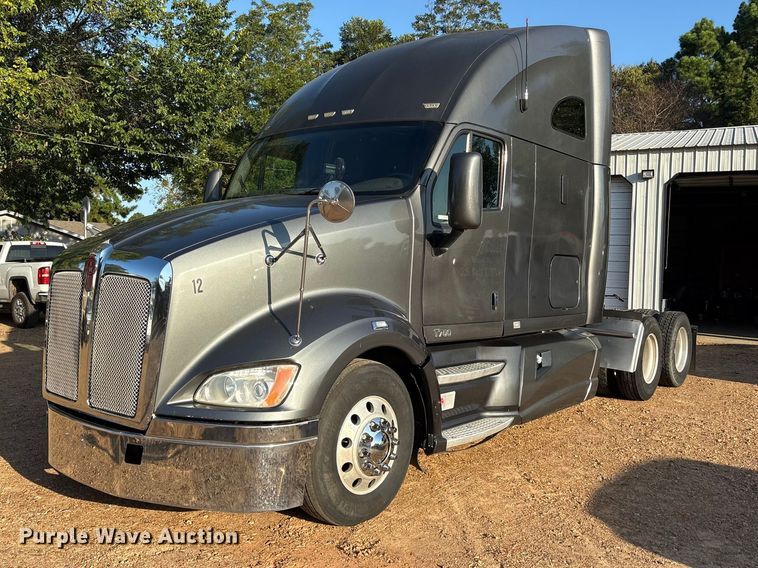 2011 Kenworth T700 Series semi truck - ET0399