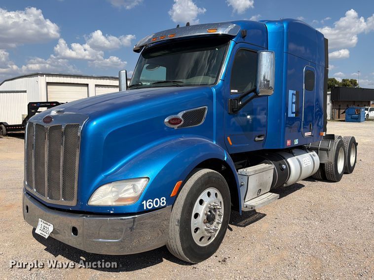 2016 Peterbilt 579 semi truck - EW8845
