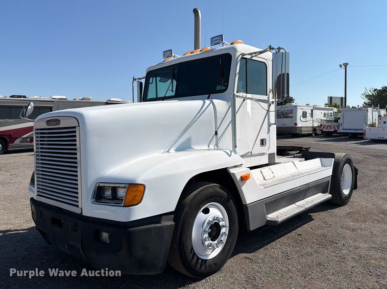 2000 Freightliner FLD120 semi truck - FB5137