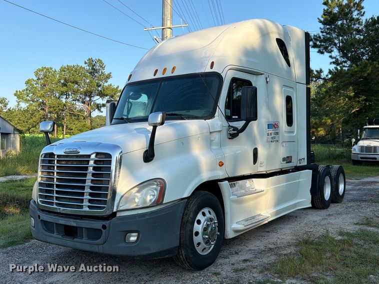 2013 Freightliner Cascadia semi truck - FB8311