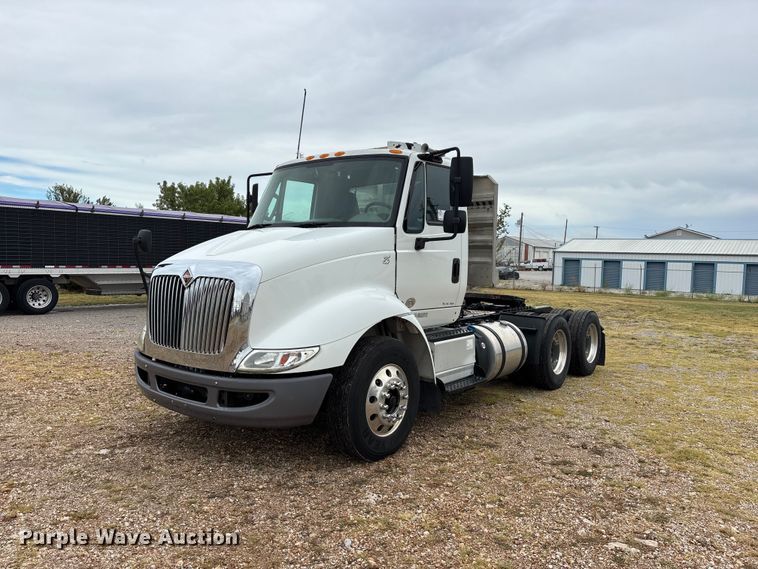 2016 International 8600 TranStar semi truck - FG0671