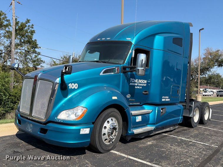 2017 Kenworth T680 semi truck - FH6375