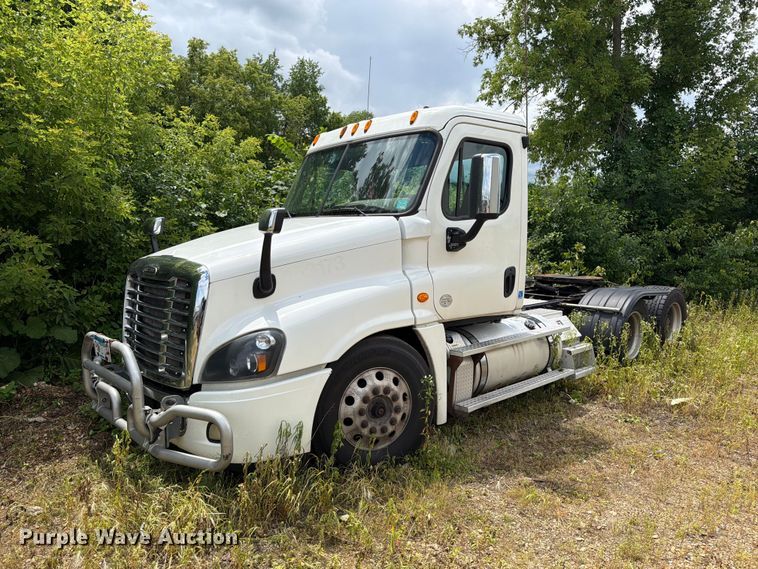 2015 Freightliner Cascadia semi truck - FK0291