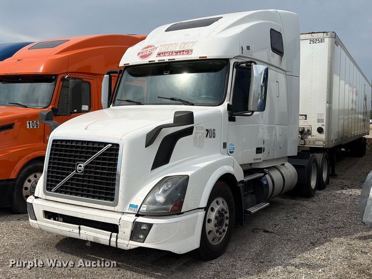 2016 Volvo VNL semi truck - FK4161