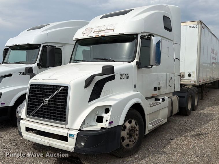 2016 Volvo VNL semi truck - FK4162