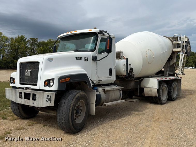 2016 Caterpillar CT681 ready mix truck - FK4167