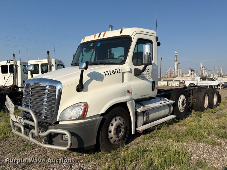 2013 Freightliner Cascadia 125 truck cab and chassis - FK4612