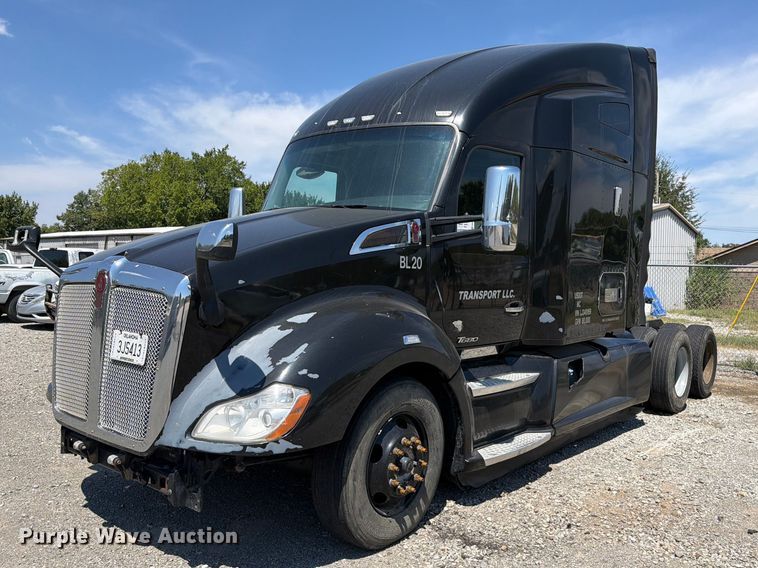 2020 Kenworth T680 semi truck - FK5066