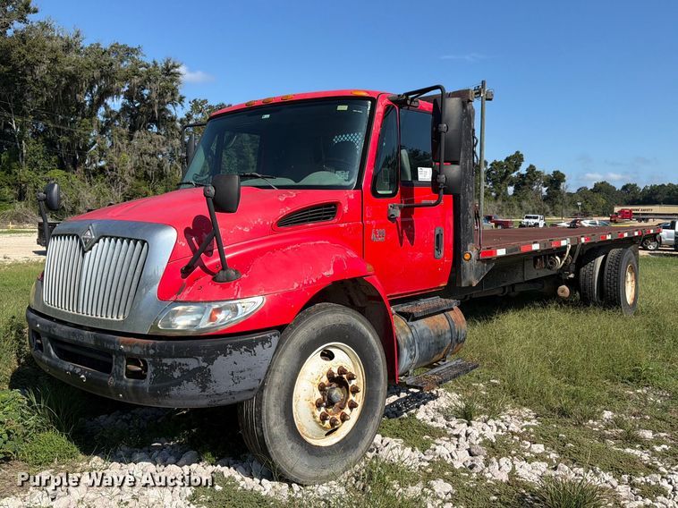 2004 International 4300 flatbed truck - FN2051