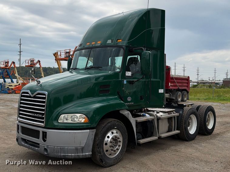 2016 Mack CXU semi truck - FP4056