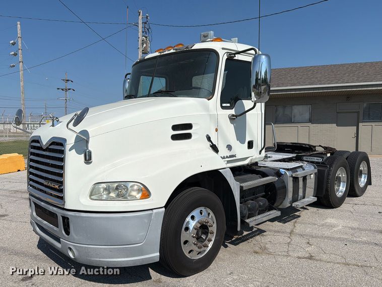 2017 Mack CXU613 semi truck - FT6280