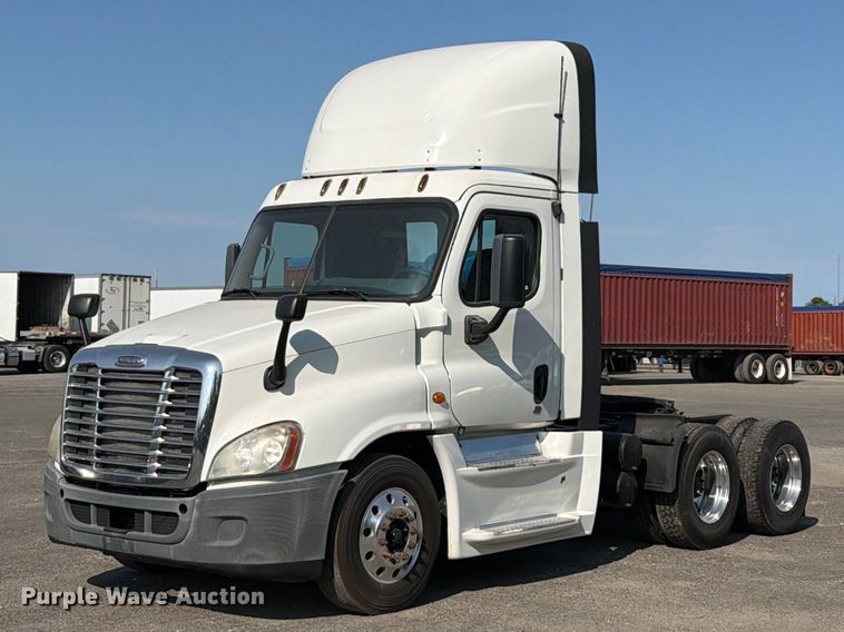 2015 Freightliner Cascadia 125 semi truck - FT6282