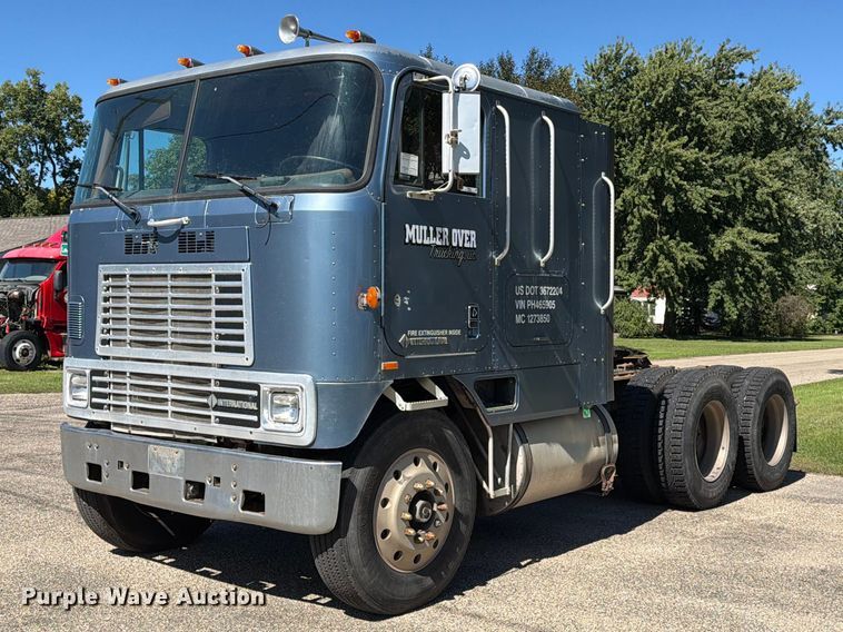 1993 International 9600 semi truck - FT6724