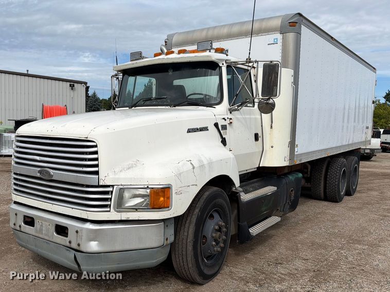 1996 Ford LTLA9000 box truck - FT7504