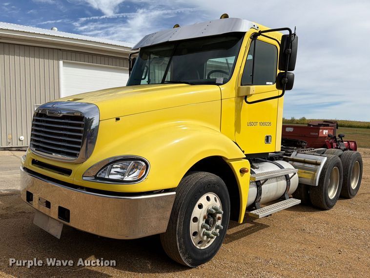 2006 Freightliner Columbia semi truck - FT8105