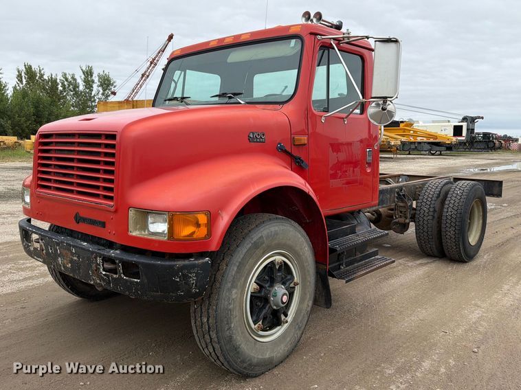 1995 International 4700 truck cab and chassis - FT8114