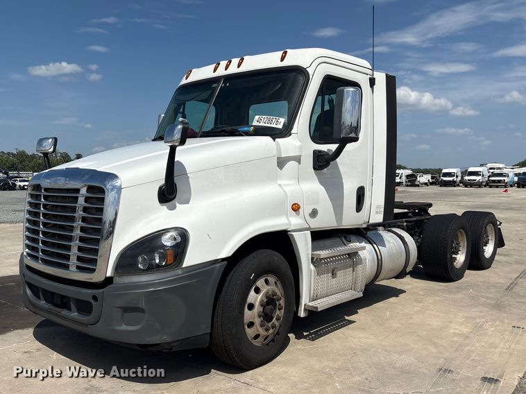2018 Freightliner Cascadia semi truck - YA2847