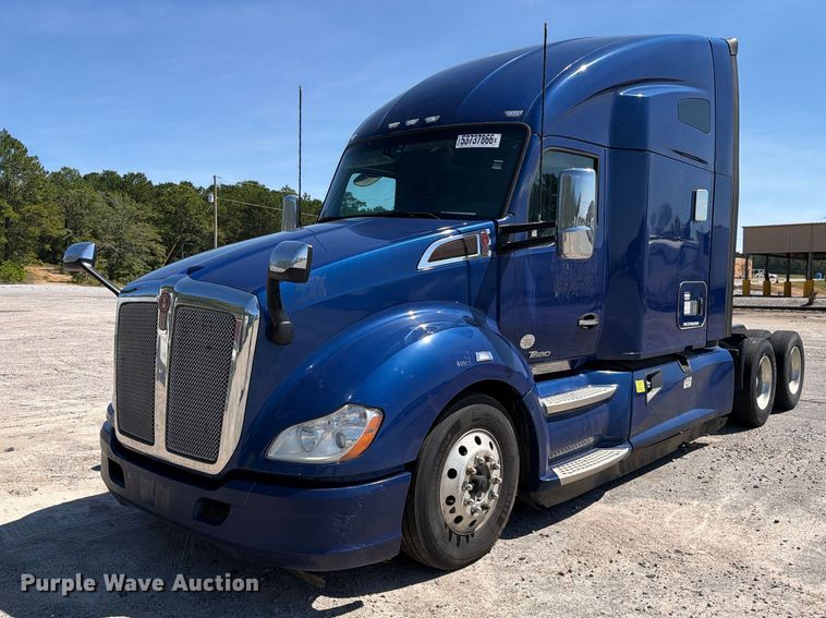 2020 Kenworth T680 semi truck - YA3554